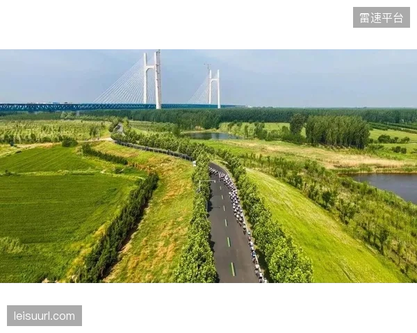 黄河口(东营)国际公路自行车赛鸣笛开赛